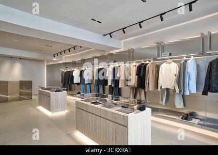 Elegantes Boutique mit verschiedenen Mode-Luxusmarken Stockfoto
