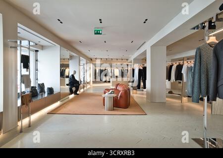 Elegantes Boutique mit verschiedenen Mode-Luxusmarken Stockfoto