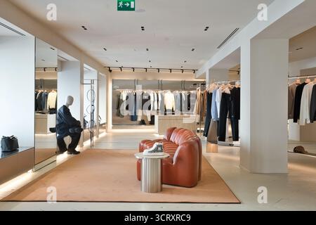 Elegantes Boutique mit verschiedenen Mode-Luxusmarken Stockfoto
