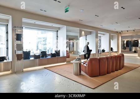 Elegantes Boutique mit verschiedenen Mode-Luxusmarken Stockfoto