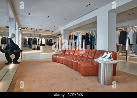 Elegantes Boutique mit verschiedenen Mode-Luxusmarken Stockfoto