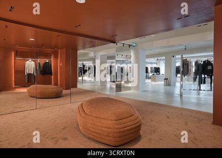 Elegantes Boutique mit verschiedenen Mode-Luxusmarken Stockfoto