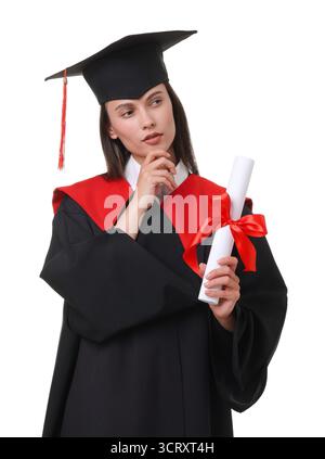 Porträt einer nachdenklichen jungen Frau im Abschlusskleid und Mortarboard mit Diplom auf weißem Hintergrund Stockfoto
