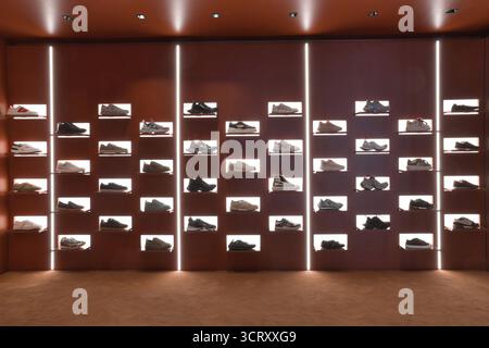 Luxuriöse Sneakers Schuhe in den Regalen eines Geschäfts in Mailand, Italien Stockfoto