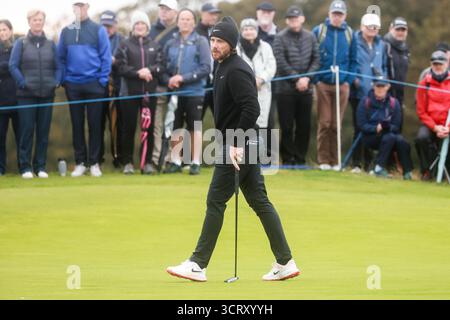 Oktober 2025; Kingsbarns Golf Links, St Andrews, Fife, Schottland; Alfred Dunhill Links Golf Championship, Runde zwei; Tommy Fleetwood aus England auf dem zehnten Grün bei Kingsbarns Golf Links während der zweiten Runde der Alfred Dunhill Links Championship Stockfoto