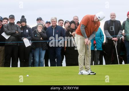 Oktober 2025; Kingsbarns Golf Links, St Andrews, Fife, Schottland; Alfred Dunhill Links Golf Championship, Runde zwei; Robert Macintyre aus Schottland spielt in der zweiten Runde der Alfred Dunhill Links Championship auf dem zehnten Grün Stockfoto