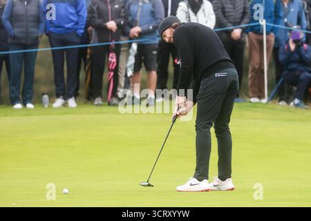 Oktober 2025; Kingsbarns Golf Links, St Andrews, Fife, Schottland; Alfred Dunhill Links Golf Championship, Runde zwei; Tommy Fleetwood aus England spielt in der zweiten Runde der Alfred Dunhill Links Championship auf dem zehnten Grün Stockfoto