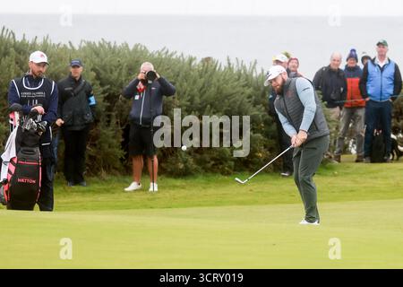 Oktober 2025; Kingsbarns Golf Links, St Andrews, Fife, Schottland; Alfred Dunhill Links Golf Championship, Runde zwei; Tyrrell Hatton aus England splittert in der zweiten Runde der Alfred Dunhill Links Championship auf das vierzehnte Grün Stockfoto