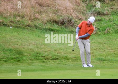 Oktober 2025; Kingsbarns Golf Links, St Andrews, Fife, Schottland; Alfred Dunhill Links Golf Championship, Runde zwei; Robert Macintyre aus Schottland splittert in der zweiten Runde der Alfred Dunhill Links Championship auf das zwölfte Grün der Kingsbarns Golf Links Stockfoto