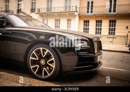 LONDON, 21. AUGUST 2025: Rolls Royce parkte auf der gehobenen Straße in Belgravia. Stockfoto