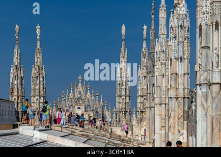 Türme und Statuen vom Dach der Mailänder Kathedrale, Duomo di Mailand, Mailand, Italien Stockfoto