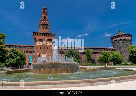 Brunnen am Eingang zum Schloss Sforza oder Castello Sforzesco , einer mittelalterlichen Festung in Mailand, Italien Stockfoto
