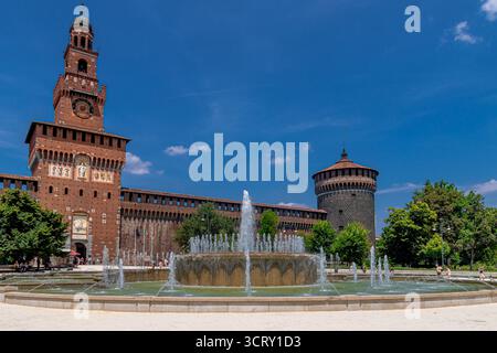 Brunnen am Eingang zum Schloss Sforza oder Castello Sforzesco , einer mittelalterlichen Festung in Mailand, Italien Stockfoto