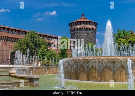 Brunnen am Eingang zum Schloss Sforza oder Castello Sforzesco , einer mittelalterlichen Festung in Mailand, Italien Stockfoto