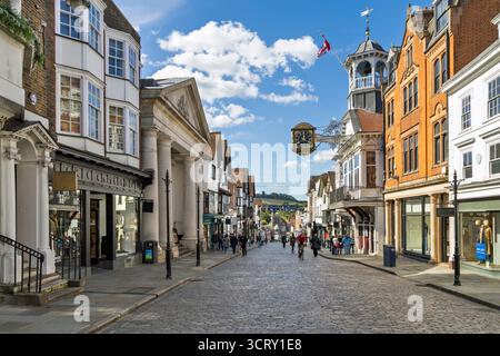 Blick auf die kopfsteingepflasterte High Street mit der Guildford Guildhall Uhr, Guildford, Surrey, England, Vereinigtes Königreich, Europa Stockfoto