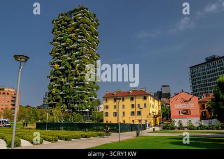 Das Bosco Vertical, ein Komplex aus zwei Wohnhochhäusern, entworfen von Boeri Studio, im Viertel Porta Nuova in Mailand, Italien. Stockfoto