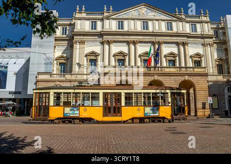 Eine alte Mailänder Straßenbahn vor dem Äußeren der La Scala, einem weltberühmten und historischen Opernhaus in Mailand, Italien Stockfoto