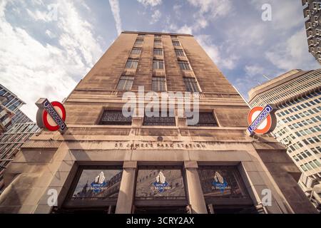 LONDON – 23. AUGUST 2025: St. James's Park Station – Londoner U-Bahn-Station in Westminster-Klasse-I-Gebäude, das durch sein Art déco-Design bekannt ist Stockfoto