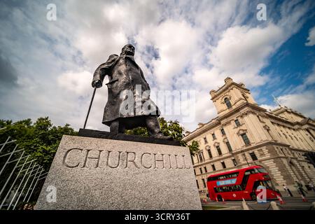 LONDON, 23. AUGUST 2025: Winston Churchill Statue, prominenter britischer Premierminister des Zweiten Weltkriegs, am Parliament Square in Westminster Stockfoto