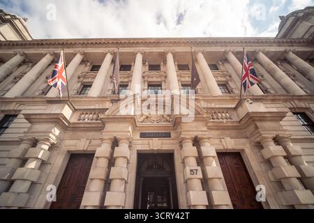 LONDON - 23. AUGUST 2025: Das Raffles London at the OWO ist ein Luxushotel im historischen Old war Office (OWO)-Gebäude in Whitehall. Stockfoto