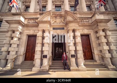 LONDON - 23. AUGUST 2025: Das Raffles London at the OWO ist ein Luxushotel im historischen Old war Office (OWO)-Gebäude in Whitehall. Stockfoto
