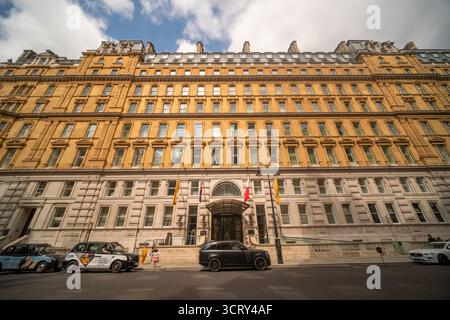 LONDON - 23. AUGUST 2025: Das Corinthia London - fünf-Sterne-Luxushotel im Zentrum von London, in Whitehall in der Nähe der Themse, Trafalgar Square Stockfoto