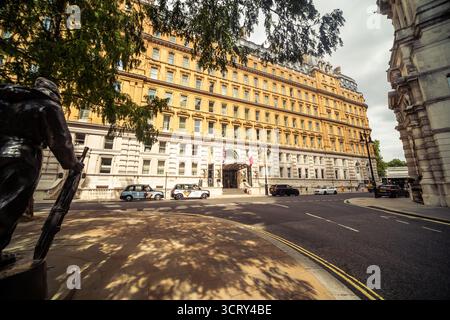 LONDON - 23. AUGUST 2025: Das Corinthia London - fünf-Sterne-Luxushotel im Zentrum von London, in Whitehall in der Nähe der Themse, Trafalgar Square Stockfoto