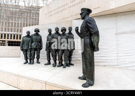 Eisenhower Memorial Bronzestatuen D Day Address Washington DC // WASHINGTON DC – Bronzestatuen am Eisenhower Memorial zeigen General Dwight D. Eisenhower, der sich an die amerikanischen Truppen wendet. Diese Gedenkstätte erinnert an seine Führung als Oberbefehlshaber der alliierten Expeditionstruppe während des Zweiten Weltkriegs und seine zentrale Rolle als D-Day-Invasion. Der von Frank Gehry entworfene und 2020 eröffnete Standort feiert Eisenhowers beständiges Erbe. Es befindet sich in Washington D.C., in der Nähe der National Mall. Stockfoto