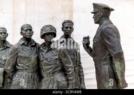 Dwight D Eisenhower Memorial Bronzestatuen Washington DC // WASHINGTON DC – Bronzestatuen am Dwight D Eisenhower Memorial zeigen General Dwight D. Eisenhower, Oberbefehlshaber der Alliierten Expeditionstruppe, der am 5. Juni 1944 Fallschirmjäger der 101. Airborne Division spricht. Diese Szene zeigt Eisenhowers Führungsmomente vor der D-Day-Invasion in die Normandie, einem entscheidenden Ereignis des Zweiten Weltkriegs. Die Gedenkstätte ehrt Eisenhowers Vermächtnis als Militärführer und 34. US-Präsident. Das Denkmal in Washington DC wurde von Frank Gehry entworfen und 2020 eingeweiht. Stockfoto