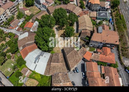 Luftaufnahme von Case Verlasce, einem römischen Amphitheater im modernen Zentrum von Venafro. Provinz Isernia, Molise, Italien, Europa. Stockfoto