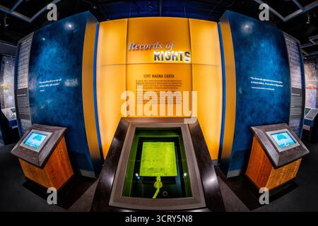 David M Rubenstein Gallery National Archives 1297 Magna Carta Washington DC USA // WASHINGTON DC — die Magna Carta von 1297 ist in der David M. Rubenstein Gallery im National Archives Museum zu sehen. Diese Version, eine von vier erhaltenen Originalen, wurde in Englands offiziellem Statute Rolls aufgenommen. Die Magna Charta, die ursprünglich von König Johannes 1215 in Runnymede besiegelt wurde, ist ein mächtiges Symbol für Freiheit und Gerechtigkeit. Ihre Prinzipien, einschließlich "niemandem verkaufen wir, niemandem verleugnen oder verzögern, Recht oder Gerechtigkeit", inspirieren weiterhin demokratische Bestrebungen. Franklin D. Roosevelt notierte seine Bedeutung Stockfoto
