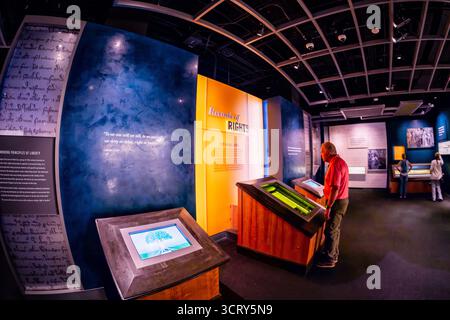 David M Rubenstein Gallery National Archives Records of Rights Washington DC // WASHINGTON DC — die Magna Carta von 1297 wird in der David M. Rubenstein Gallery im National Archives ausgestellt. Diese Version, eine von vier erhaltenen Originalen, wurde in Englands offiziellem Statute Rolls aufgenommen. Die Magna Charta wurde 1215 von König Johannes besiegelt und ist ein grundlegendes Dokument für Freiheit und Menschenrechte. Es bleibt ein mächtiges Symbol gegen Unterdrückung. Die Ausstellung „Rekorde of Rights“ erforscht diese dauerhaften Prinzipien und inspiriert demokratische Bestrebungen. Stockfoto