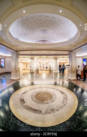 National Archives Building Rotunda Seal Washington DC // WASHINGTON DC - das Haupteingangsfoyer des National Archives Building verfügt über einen polierten Marmorboden mit einem prominenten Bronzemedaillon. Dieses Medaillon zeigt einen stilisierten amerikanischen Weißkopfseeadler und das lateinische Motto LITTERA SCRIPTA MANET, was bedeutet „das geschriebene Wort hält an“. Dieses Motto verkörpert die Mission der National Archives and Records Administration (NARA), wichtige staatliche und historische Aufzeichnungen zu bewahren. Das National Archives Building befindet sich an der National Mall und ist der Ort, an dem die Unabhängigkeitserklärung, die Verfassung, Stockfoto