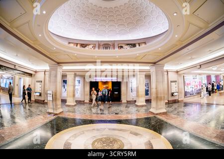 National Archives Building Haupteingang Foyer Washington DC // WASHINGTON DC - das Haupteingang Foyer des National Archives Building verfügt über einen polierten Marmorboden mit einem zentralen Bronzemedaillon, das einen stilisierten amerikanischen Weißkopfseeadler und das lateinische Motto LITTERA SCRIPTA MANET darstellt. Der Satz, der „das geschriebene Wort hält an“ bedeutet, spiegelt die Mission der Institution wider, wichtige staatliche und historische Aufzeichnungen zu bewahren. Die National Archives and Records Administration (NARA) bewahrt diese Aufzeichnungen der US-Regierung auf. Das Gebäude befindet sich in der National Mall und beherbergt die Unabhängigkeitserklärung Stockfoto