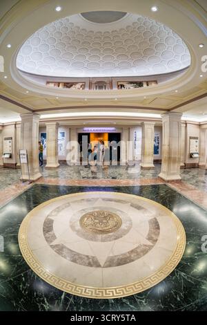 National Archives Building Haupteingang Foyer Washington DC // WASHINGTON DC - das Haupteingang Foyer des National Archives Building verfügt über eine polierte Marmoreinlage mit einem großen Bronzemedaillon. Dieses Medaillon zeigt einen stilisierten amerikanischen Weißkopfseeadler und das lateinische Motto LITTERA SCRIPTA MANET, was „das geschriebene Wort hält an“ bedeutet. Der Satz spiegelt die Mission der National Archives and Records Administration (NARA) wider, wichtige staatliche und historische Aufzeichnungen zu bewahren. NARA ist die unabhängige US-Regierungsbehörde für die Dokumentation dieser Aufzeichnungen. Das Hotel befindet sich in der National Mall, dem Gebäude Stockfoto