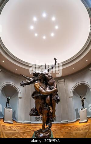 WASHINGTON DC — die Bronzeskulptur Gloria Victis des französischen Künstlers Marius-Jean-Antonin Mercié wird in der National Gallery of Art ausgestellt Modelliertes AR Stockfoto