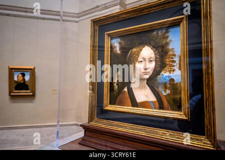 National Gallery of Art Ginevra de Benci Gemälde Washington DC // WASHINGTON DC — Leonardo da Vincis Ginivra de’ Benci, ein Ölgemälde auf Holztafeln aus den Jahren 1474–1478, ist ein Highlight in der National Gallery of Art Es ist das einzige Gemälde von Leonardo da Vinci in Amerika. Im Hintergrund ist auch Pietro Peruginos Porträt von Lorenzo di Credi, ein Öl auf Holzplatte aus dem Jahr 1488, zu sehen. Die National Gallery of Art in der National Mall beherbergt eine bedeutende Sammlung europäischer und amerikanischer Kunst. Stockfoto