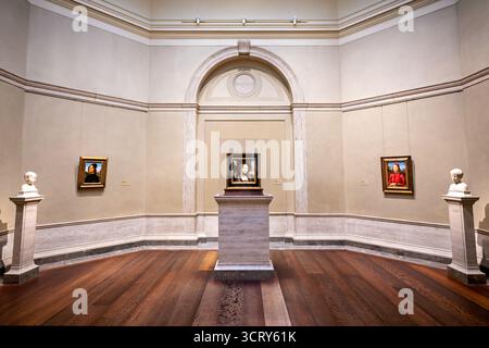 National Gallery of Art Ginevra de Benci Washington DC // WASHINGTON DC — die National Gallery of Art zeigt Leonardo da Vincis Ginevra de’ Benci (ca. 1474–1478), ein Öl-auf-Holz-Porträt. Es ist das einzige Gemälde von Leonardo in Amerika. Ebenfalls zu sehen sind Pietro Peruginos Porträt von Lorenzo di Credi (1488) und Agnolo di Domenico del Mazziere Porträt einer Jugend (ca. 1495–1500). Diese Kunstwerke der Renaissance sind Teil der Sammlung des Museums. Stockfoto