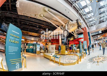 Smithsonian National Air and Space Museum Barron Hilton Pioneers of Flight Exhibition Washington DC // WASHINGTON DC - das ikonische Flugzeug Spirit of St. Louis, das Charles Lindbergh während des ersten transatlantischen Einzelfluges 1927 geflogen hat, ist ein zentrales Merkmal der Barron Hilton Pioneers of Flight Ausstellung. Diese Dauerausstellung im Smithsonian National Air and Space Museum zeigt die bahnbrechende Ära der Luftfahrt und der Raketentechnik aus den 1920er und 1930er Jahren Es zeigt die technologischen Fortschritte und den menschlichen Einfallsreichtum, die die Grenzen des Fluges überschritten haben. Das Hotel befindet sich am National Mal Stockfoto