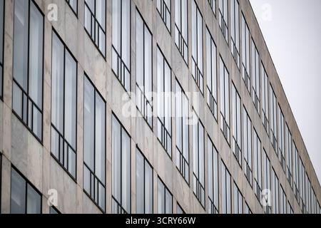 FAA-Hauptquartier Washington DC // WASHINGTON DC — das Hauptquartier der Federal Aviation Administration (FAA) ist mit seinem modernen Äußeren und Fensterreihen vor einem bewölkten Himmel zu sehen. Dieses Gebäude befindet sich an der Independence Avenue in Washington DC und dient als zentrale Verwaltungseinrichtung für die FAA. Die FAA ist eine Behörde des US-Verkehrsministeriums, die für die Regulierung und Überwachung aller Aspekte der Zivilluftfahrt in den Vereinigten Staaten zuständig ist. Zu seinen Aufgaben gehören die Flugverkehrskontrolle, die Pilotenzertifizierung und die Festlegung von Flugsicherheitsstandards. Stockfoto