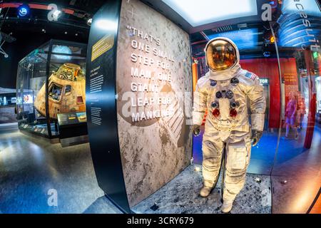 Neil Armstrong Apollo 11 Raumanzug National Air and Space Museum Washington DC // WASHINGTON DC — Neil Armstrong Apollo 11 A-7L Raumanzug ist in der Ausstellung Destination Moon im National Air and Space Museum zu sehen. Dieser Mond-Raumanzug wurde von Armstrong, dem Kommandanten der Apollo 11-Mission, getragen, als er am 20. Juli 1969 der erste Mann auf dem Mond war. In der Ausstellung wird auch das Apollo 11 Kommandomodul Columbia gezeigt. Der von ILC Industries Inc. Hergestellte Raumanzug A-7L wurde für den Einsatz außerhalb des Fahrzeugs entwickelt und bietet eine lebensrettende Umgebung und ein Maximum Stockfoto