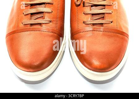 Braune Herrenschuhe aus Leder mit weißer Sohle isoliert auf weißem Hintergrund, Nahaufnahme Stockfoto