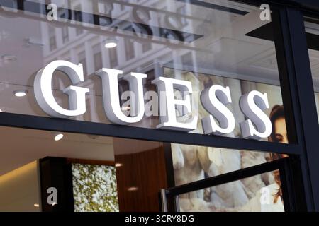 Das Guess-Logo befindet sich außerhalb des Geschäfts an der Via Monte Napoleone in Mailand Stockfoto