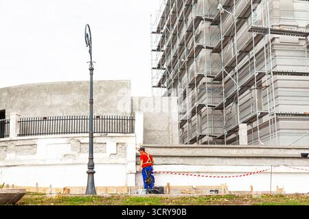 Constanta, Rumänien - 07.18.2023: Wiederaufbau eines alten Gebäudes mit Gerüsten. Stockfoto