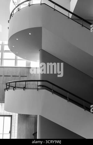 Porto, Portugal - 10. Juli 2025: Das Treppenhaus in Batalha Centro de Cinema von Porto Portugal Stockfoto