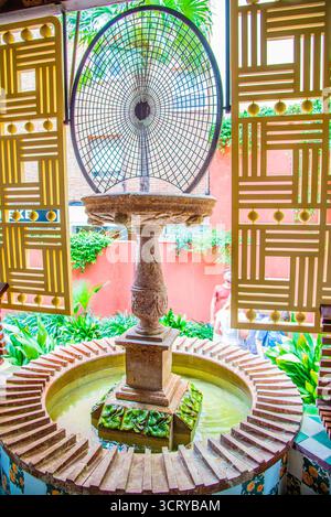 Barcelone, Spanien - 12. Juli 2025: Die farbenfrohe Dekoration des Balkons von Casa Vicens in Barcelone Spanien Stockfoto