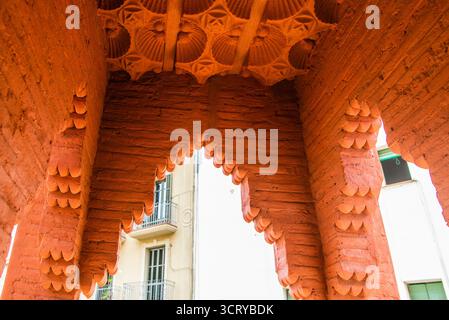 Barcelone, Spanien - 12. Juli 2025: Die farbenfrohe Dekoration des Balkons von Casa Vicens in Barcelone Spanien Stockfoto