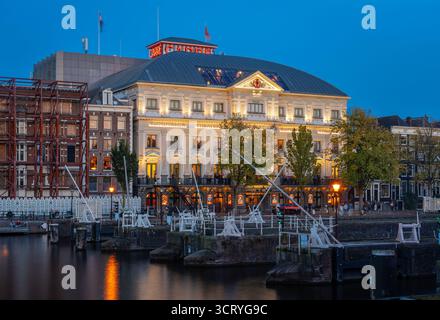 Amsterdam, Niederlande, 30.09.2025, Königliches Theater Carré in Amsterdam bei Nacht, ikonisches Neo-Renaissance-Theater an der Amstel Stockfoto