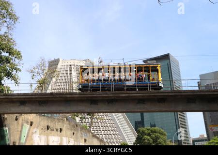3. Oktober 2025, Rio de Janeiro, Rio de Janeiro, Brasilien: Rio de Janeiro (RJ), 10. Oktober 03/2025 - Santa Teresa/RJ Tram - die Aussicht von der mit Touristen überfüllten Straßenbahn an diesem Freitag (3), die zum Besuch des Stadtviertels Santa Teresa im Zentrum von Rio de Janeiro hinauffährt. (Foto: JosÃƒ © Lucena/Thenews2/Zumapress) (Foto: © Jose Lucena/TheNEWS2 via ZUMA Press Wire) NUR REDAKTIONELLE VERWENDUNG! Nicht für kommerzielle ZWECKE! Quelle: ZUMA Press, Inc./Alamy Live News Stockfoto