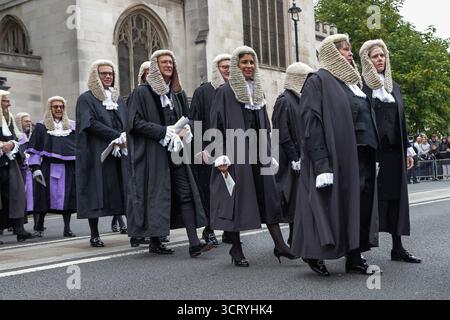 London, Großbritannien. Oktober 2025. Richter und Angehörige der Rechtsberufe beginnen das juristische Jahr mit einem Gottesdienst in der Westminster Abbey in London und begeben sich dann zu einem Empfang im House of Parliament, der vom Lord Chancellor veranstaltet wird. Quelle: SOPA Images Limited/Alamy Live News Stockfoto